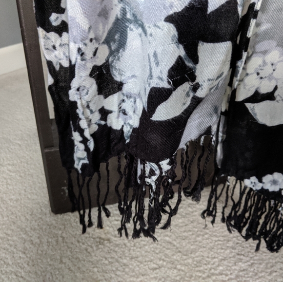 Apt 9 Black & White Fringe Scarf - Picture 3 of 5